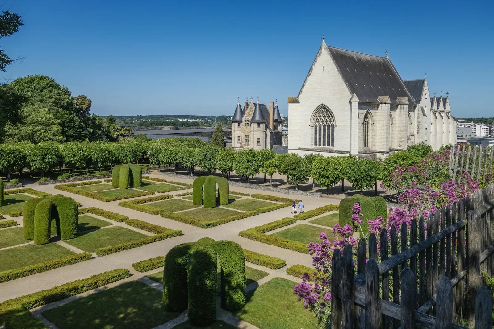 Vue panoramique d'Angers avec le château et la Maine