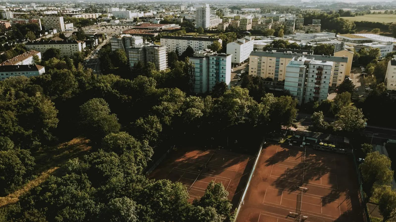 Vue aerienne des Hauts-de-Seine Sud avec le trace de la ligne 15 Sud du Grand Paris Express reliant Clamart, Chatillon et Bagneux